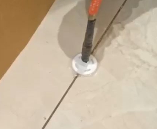 临湘瓷砖空鼓维修公司专业解答瓷砖在铺贴过程中，如果没有涂抹均匀到位的粘结材料（如水泥砂浆或瓷砖胶），可能会导致以下问题