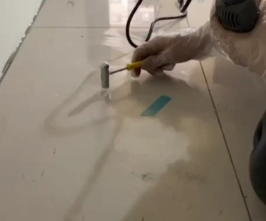 临湘瓷砖开裂维修公司专业分享瓷砖在铺贴前如果没有沥干水分，将会导致以下问题