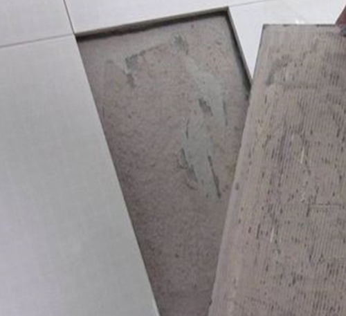 临湘瓷砖空鼓维修公司分享瓷砖铺贴时如果打浆（即涂抹在瓷砖背面和基层上的砂浆或瓷砖胶）过少，会带来以下问题